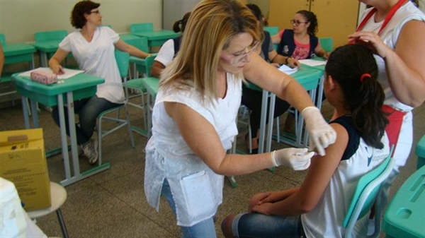 Campanha visa vacinar meninas entre 9 e 11 anos e mulheres entre 9 e 26 anos HIV positivas