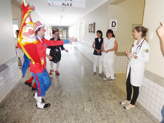 Voluntários sempre passam pela Ala D do hospital para alegrar as crianças que estão no local (Foto: Divulgação/Santa Casa 