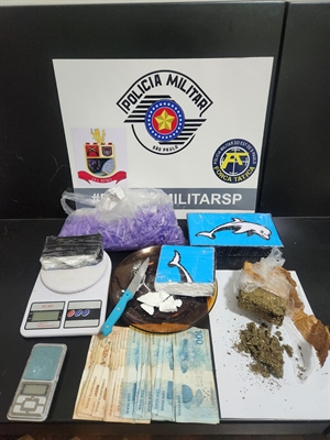 Durante a vistoria, foram localizados tijolos de cocaína e maconha, além de dinheiro em espécie e balanças de precisão (Foto: Divulgação)