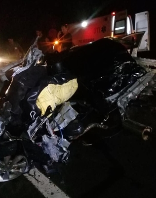 Carro ficou completamente destruído após bater em caminhão na rodovia de Ariranha — Foto: Arquivo Pessoal