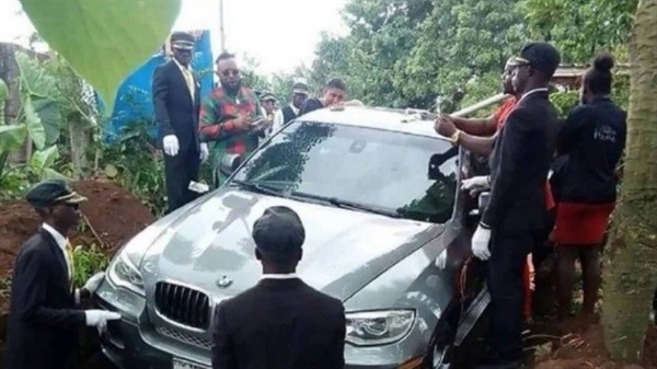 BMW é usada como caixão para enterrar nigeriano (Foto: Reprodução/Facebook)