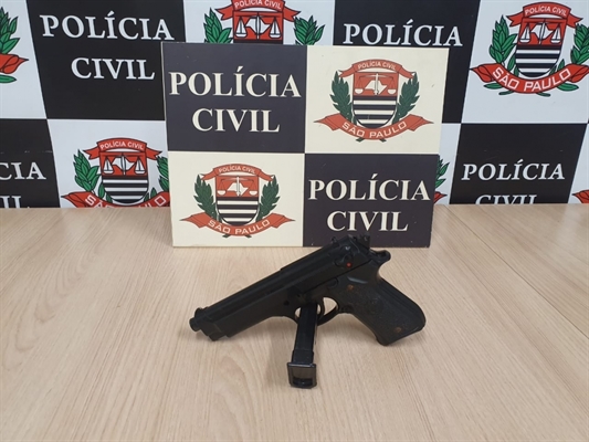Com o suspeito a Polícia Civil apreendeu um simulacro de arma de fogo que teria sido utilizada no crime  (Foto: Polícia Civil)