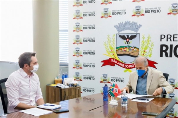 Edinho e o presidente da Acirp, Kelvin Kaiser, em reunião nesta segunda-feira, 13 (Foto: Divulgação/Prefeitura Rio Preto)