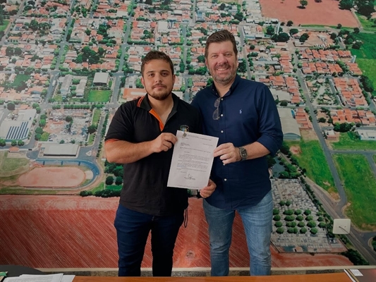 Chefe de Gabinete da Prefeitura de Parisi, Wilson Fedoce Júnior, e o assessor parlamentar Flávio Jordão  (Foto: Prefeitura de Parisi)