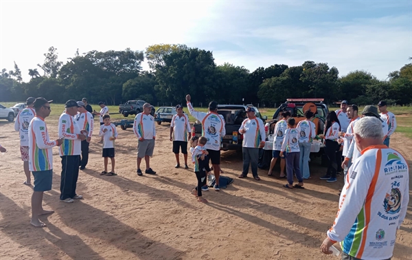 Vinte e duas embarcações e cerca de 50 pessoas participaram da ação ambiental em Cardoso  (Foto: Prefeitura de Cardoso)