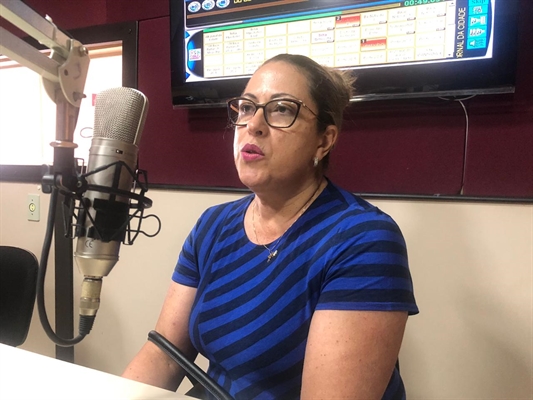 A diretora do Ceeja do município, Jussara Silveira Cardoso de Leão, esteve na Cidade FM (Foto: A Cidade)