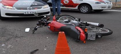 Carro atinge moto e deixa jovem de 14 anos na UTI