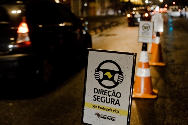 Durante a blitz, na avenida Francisco Jales, foram fiscalizados 144 veículos ( FOTO: GUILHERME LARA CAMPOS/A2 FOTOGRAFIA)