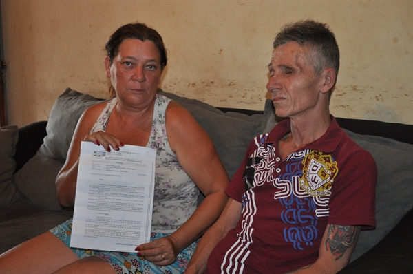 Leila ao lado do marido José Carlos segurando a sentença do caso; família quer pena mais rigorosa para o acusado