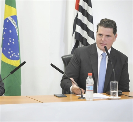 Deputado Cauê Macris, presidente da Assembleia Legislativa, anuncia corte de 30% nos salários dos 94 deputados paulistas (Foto: Alesp)