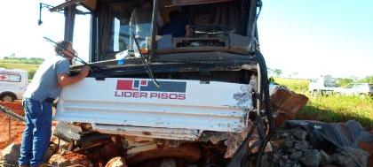 Acidente com ônibus deixa três pessoas feridas