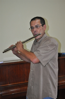 Vilmar Sartori, o Mazinho, tem graduação e mestrado em música