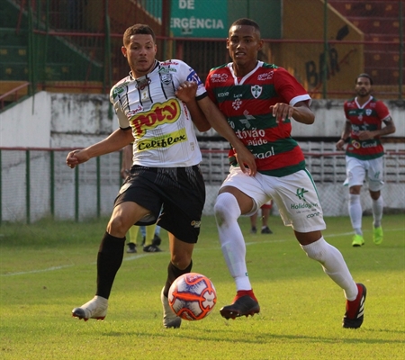 Érick Salles, do CAV, disputa a bola com jogador da Portuguesa, que venceu a Alvinegra (Foto: Rafael Bento/CAV)