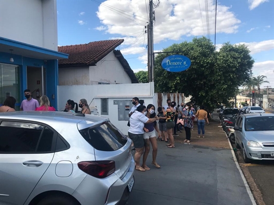 Muitas pessoas estiveram na tarde de ontem em frente à sorveteria na avenida do Assary (A Cidade)