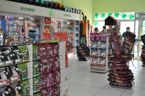 Nova loja oferece uma linha completa de rações, medicamentos, vacinas, acessórios, brinquedos, banho e tosa (Foto: A Cidade)