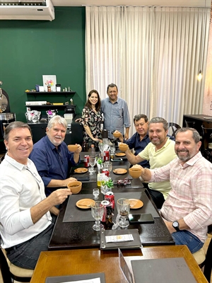 No Fiorani Cafés Especiais o almoço do deputado federal Fausto Pinato com as lideranças locais. Ao fundo os diretores da Casa: Tati e Fábio Fiorani (Foto: A Cidade)
