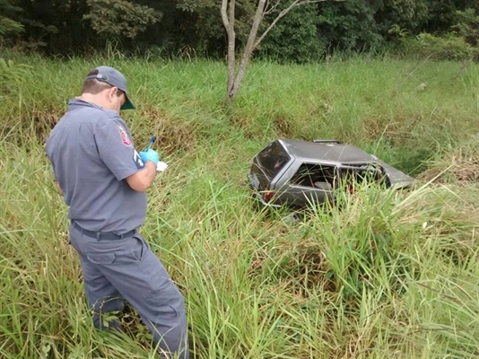 Automóvel sai da pista e capota na Estrada do 27