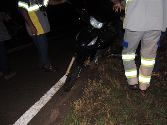 Homem morre ao colidir motocicleta contra vaca 