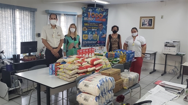 Em dois meses, a campanha já arrecadou um total de 1.860 quilos de itens como açúcar, arroz, farinha de trigo, feijão, fubá, leite, macarrão, molho de tomate e óleo (Foto: Prefeitura de Votuporanga)