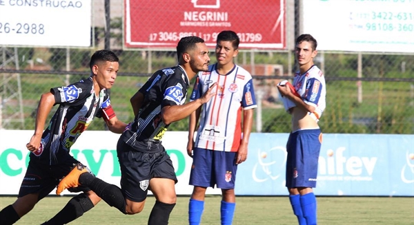 Japa e o atacante Agnaldo, que marcou o seu segundo gol no Campeonato Paulista Sub-20 (Foto: Rafael Bento/CAV)