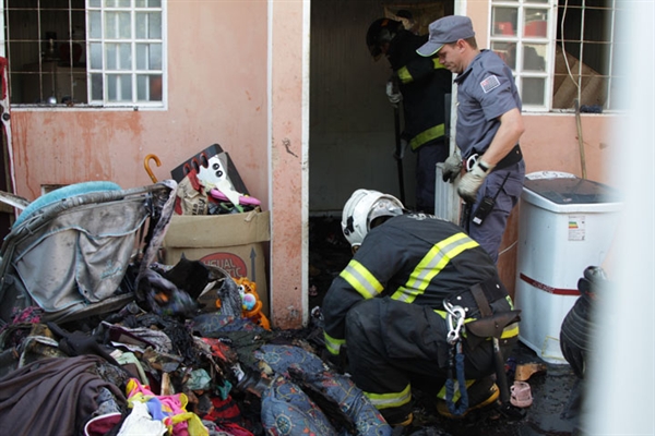 Incêndio destrói cômodo de residência 