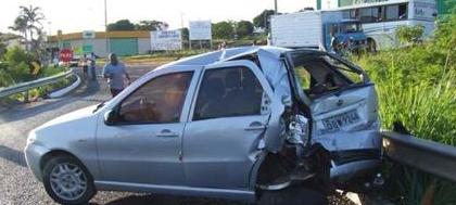 Carreta bate em carro na rodovia Euclides da Cunha