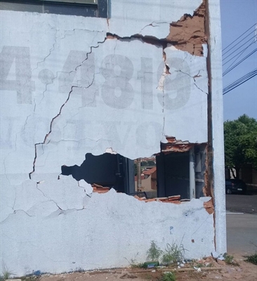 Caminhoneiro embriagado perde controle da direção e derruba parte de muro de barracão em Rio Preto (Foto: Arquivo Pessoal)