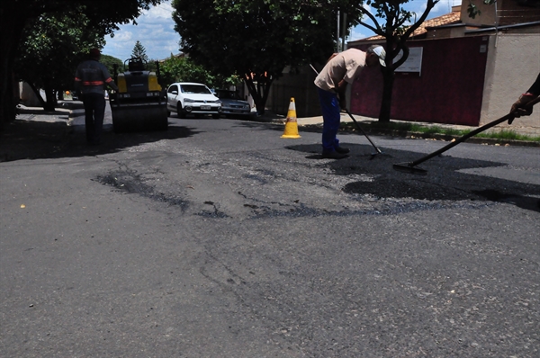 Os munícipes podem informar sobre a existência de buracos e solicitar a avaliação e os reparos da via (Foto: Prefeitura de Votuporanga)