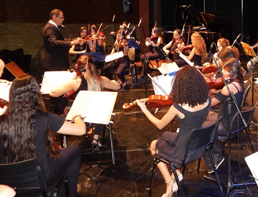 A Orquestra é formada por alunos e professoras da Escola Municipal de Artes (Foto: Prefeitura de Votuporanga)
