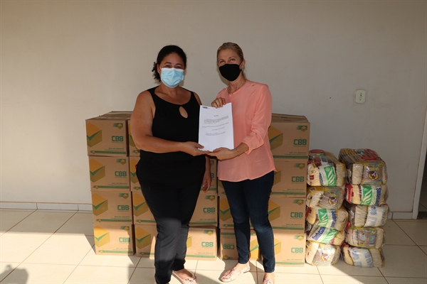 A presidente do Fundo Social de Votuporanga, Rose Seba, participou da entrega das cestas para a Associação Antialcoólica (Foto: Prefeitura de Votuporanga)