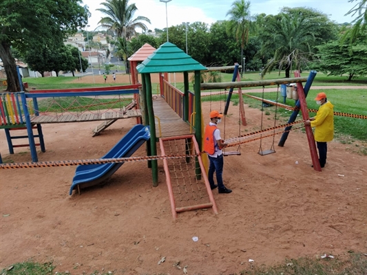 Parques, praças e até os bancos das praças foram interditados 
