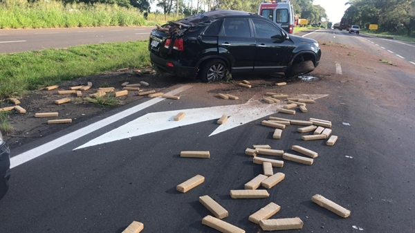 Homem foi preso suspeito de tráfico de drogas em Penápolis (Foto: Divulgação/Polícia Rodoviária)