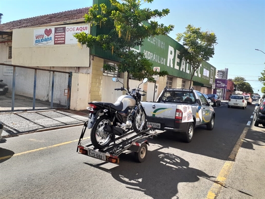 Quem comprar nas lojas participantes, que estão identificadas com o cartaz e faixas da promoção, vai concorrer a uma moto 0km e a dez vales-compras no valor de R$ 500 cada (Foto: Divulgação/ACV)