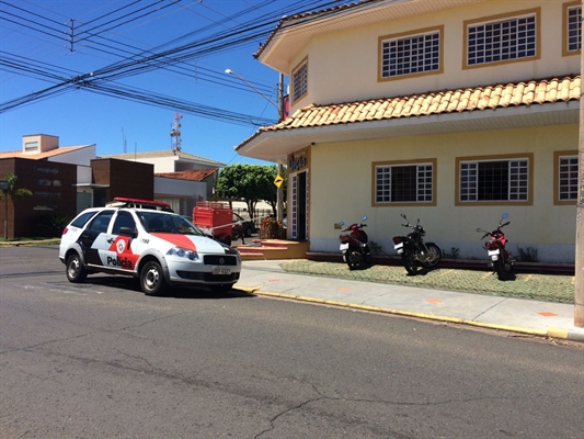 Um ladrão armado rendeu clientes e funcionários de uma imobiliária de Votuporanga e roubou R$ 330  em dinheiro e três celulares (Foto: Aline Ruiz/A Cidade)