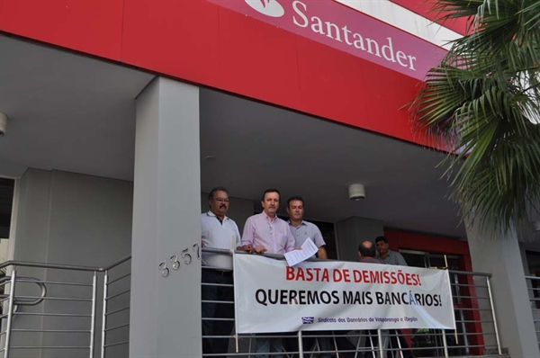 Demissões no banco Santander geram manifestação