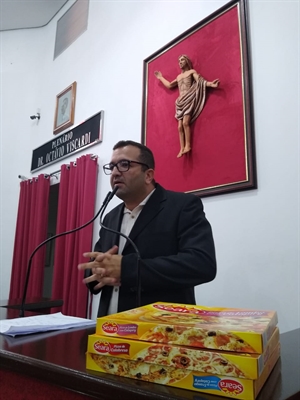 O vereador Cabo Renato Abdala levou pizzas para Câmara Municipal e subiu o tom dizendo que vereadores têm preço (Foto: Assessoria)