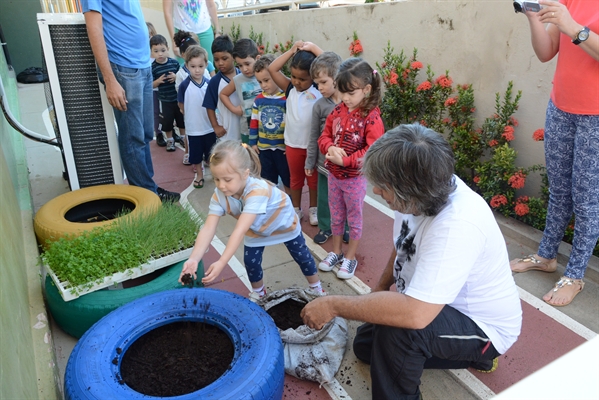 Crianças participam de criação de horta em escola 