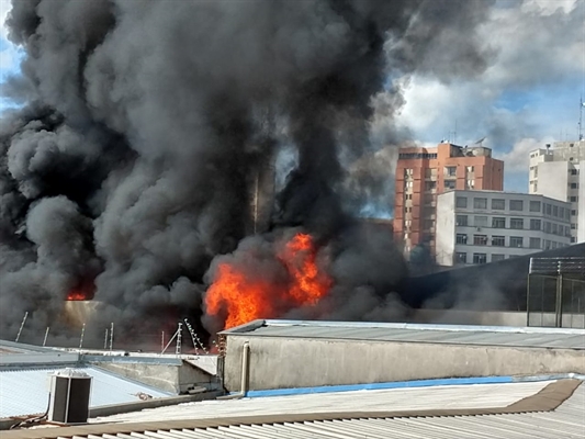 Chamas saem da loja e formam uma coluna de fumaça preta (Foto: Arquivo Pessoal)