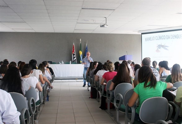 O treinamento contou com a presença do médico infectologista da Vigilância de Catanduva (Foto: Divulgação/Santa Casa)