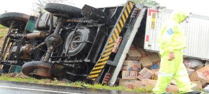 Pneu de caminhão estoura e veículo capota na rodovia