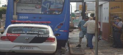 Ônibus acelera e derruba aposentada em desembarque