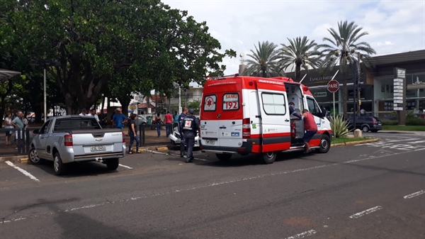 Com a colisão, um dos automóveis invadiu a praça São Bento (Foto: A Cidade)