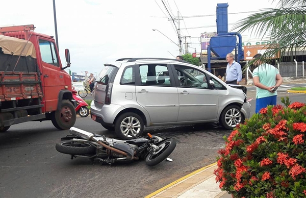 Motociclista de 32 anos fica ferido após batida com carro