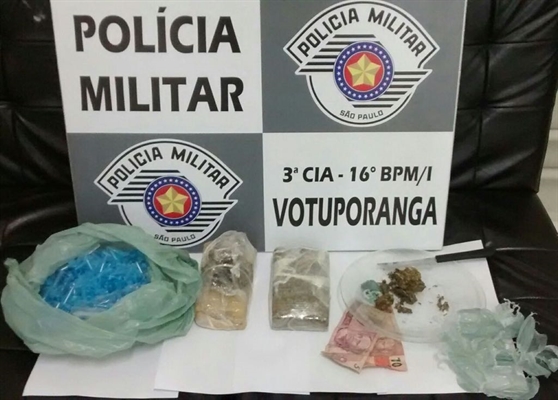 A PM apreendeu com o rapaz grande quantidade de maconha e centenas de microtubos utilizados para embalar cocaína  Foto: Divulgação/Polícia Militar 