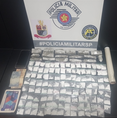 Durante patrulhamento tático, Polícia Militar abordou o suspeito com entorpecentes prontos para venda, na rua Agenor Pereira (Foto: Divulgação)