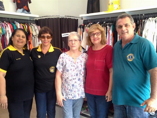 Os companheiros do clube destinaram aproximadamente 700 peças de roupas, que serão comercializadas a preços simbólicos (Foto:Santa Casa de Votuporanga)