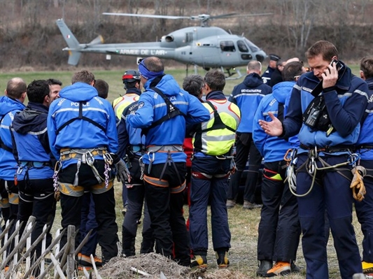 Policiais e alpinistas que estão trabalhando nas buscas do Airbus A320 da Germanwings em Seyne, na região dos Alpes franceses (Foto: Jean-Paul Pelissier/Reuters)