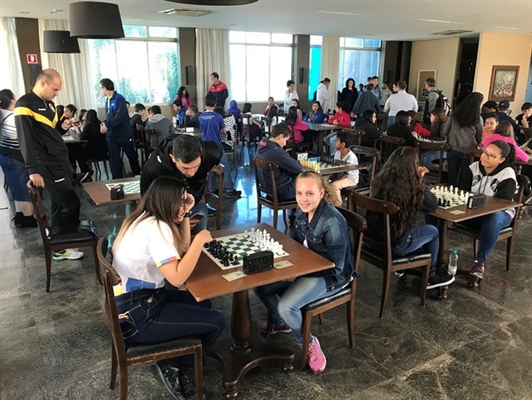 Maria Eduarda Valossi, campeã regional de xadrez, se prepara para disputar a última fase do campeonato que será entre 19 e 23 de junho  (Foto: Divulgação/Prefeitura dfe Votuporanga)