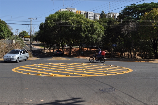 Rotatória foi instalada e sinalização reforçada para dar mais fluidez ao trânsito na região do Terminal Rodoviário de Votuporanga (Foto: A Cidade)