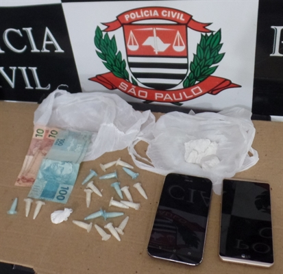 Com a dupla de traficantes, a DISE apreendeu diversas porções e drogas e dinheiro (Foto: Divulgação/Polícia Civil)